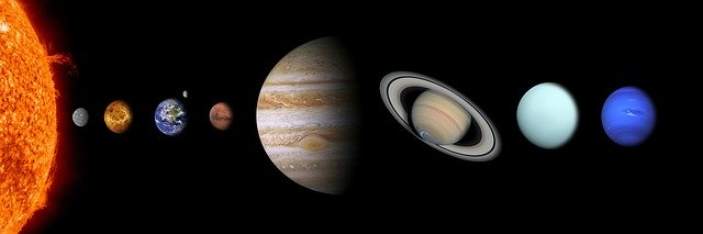 Imagem que traz as representações dos planetas que fazem parte do nosso sistema solar alinhados  em uma só linha reta com o sol sendo o primeiro astro, a esquerda