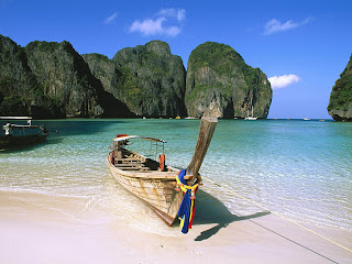 Foto met boot op het strand