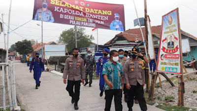 Kunjungi Pulo Panjang, Wakapolda Banten Salurkan Ratusan Paket Sembako