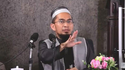 Cara Membersihkan Uang Hasil Riba. iapa saja yang (berusaha) tidak memakannya, maka ia tetap akan terkena debu (riba)nya,” (HR Ibnu Majah). namun ada juga yang menganggap bahwa hal tersebut akan menguntungkan pihak lain misalnya ialah uang itu menjadi digunakan untuk keperluan kafir atau untuk membuat transaksi riba yang lebih banyak sehingga menjadikan perbuatan dosa lebih meluas lagi, itulah bunga bank menurut islam.  Tindakan ini lebih baik dari pada meninggalkannya di bank, yang nantinya akan dimanfaatkan untuk membangun gereja, menyokong misi kekafiran, dan menghalangi dakwah Islam…” (Fatawa Islamiyah, 2:884). Bukti taubatnya adalah dengan membersihkan diri dari harta haram yang bukan miliknya dan tidak pula milik bank.  Sementara seseorang tidak boleh membayar pajak yang menjadi tanggungannya dengan harta milik orang lain tanpa minta izin…”. Disalurkan sebagai sedekah sunnah secara umum, mencakup hal yang terdapat maslahat, pemberian pada fakir miskin atau untuk pembangunan masjid.  Cara Membersihkan Harta Riba, Apakah Harus Menjual Semua Buya Yahya memberikan penjelasan bagaimana seharusnya cara tobat dan membersihkan harta riba. Baca Juga: Orang yang Punya Pesugihan Kera Akan Jadi Seperti Ini Setelah Mati, Buya Yahya: Naudzubillah. Dilansir PortalJember.com dari unggahan kanal YouTube Buya Yahya, yang diunggah pada 28 Januari 2021, berikut cara membersihkan harta riba. Cara membersihkan harta riba harus menjual semua barang? Baca Juga: Mencintai dan Merindukan Orang yang Bukan Mahram, Berdosakah?  Membersihkan Harta Haram (3) Sedekah tersebut juga tidak diterima karena alasan dalil lainnya yang telah disebutkan, “Tidaklah seseorang bersedekah dengan sebutir kurma dari hasil kerjanya yang halal melainkan Allah akan mengambil sedekah tersebut dengan tangan kanan-Nya lalu Dia membesarkannya sebagaimana ia membesarkan anak kuda atau anak unta betinanya hingga sampai semisal gunung atau lebih besar dari itu” (HR. Lihat bahasan Syaikh Sa’ad bin Nashir Asy Syatsri dalam Syarh Al Arba’in An Nawawiyah, hal.  Jika bersedekah atas nama pencuri, sedekah tersebut tidaklah diterima, bahkan ia berdosa karena telah memanfaatkannya. Jika bersedekah dengan harta haram tersebut atas nama pemilik sebenarnya ketika ia tidak mampu mengembalikan pada pemiliknya atau pun ahli warisnya, maka ketika itu dibolehkan oleh kebanyakan ulama di antaranya Imam Malik, Abu Hanifah dan Imam Ahmad.  2) Jika ada yang meninggal dunia dan penghasilannya dari riba, maka hartanya halal pada ahli warisnya. Contoh-contoh di atas dibolehkan karena harta haram dari usaha tersebut diperoleh dengan cara yang halal yaitu melalui hadiah, jual beli dan pembagian waris.  Pendapat pertama, disalurkan untuk kepentingan kaum muslimin secara umum, tidak khusus pada orang dan tempat tertentu. Pendapat kedua, disalurkan sebagai sedekah sunnah secara umum, mencakup hal yang terdapat maslahat, pemberian pada fakir miskin atau untuk pembangunan masjid. Ringkasnya, pendapat pertama dan kedua memiliki maksud yang sama yaitu untuk kemaslahatan kaum muslimin seperti diberikan pada fakir miskin.  Referensi : Cara Membersihkan Uang Hasil Riba