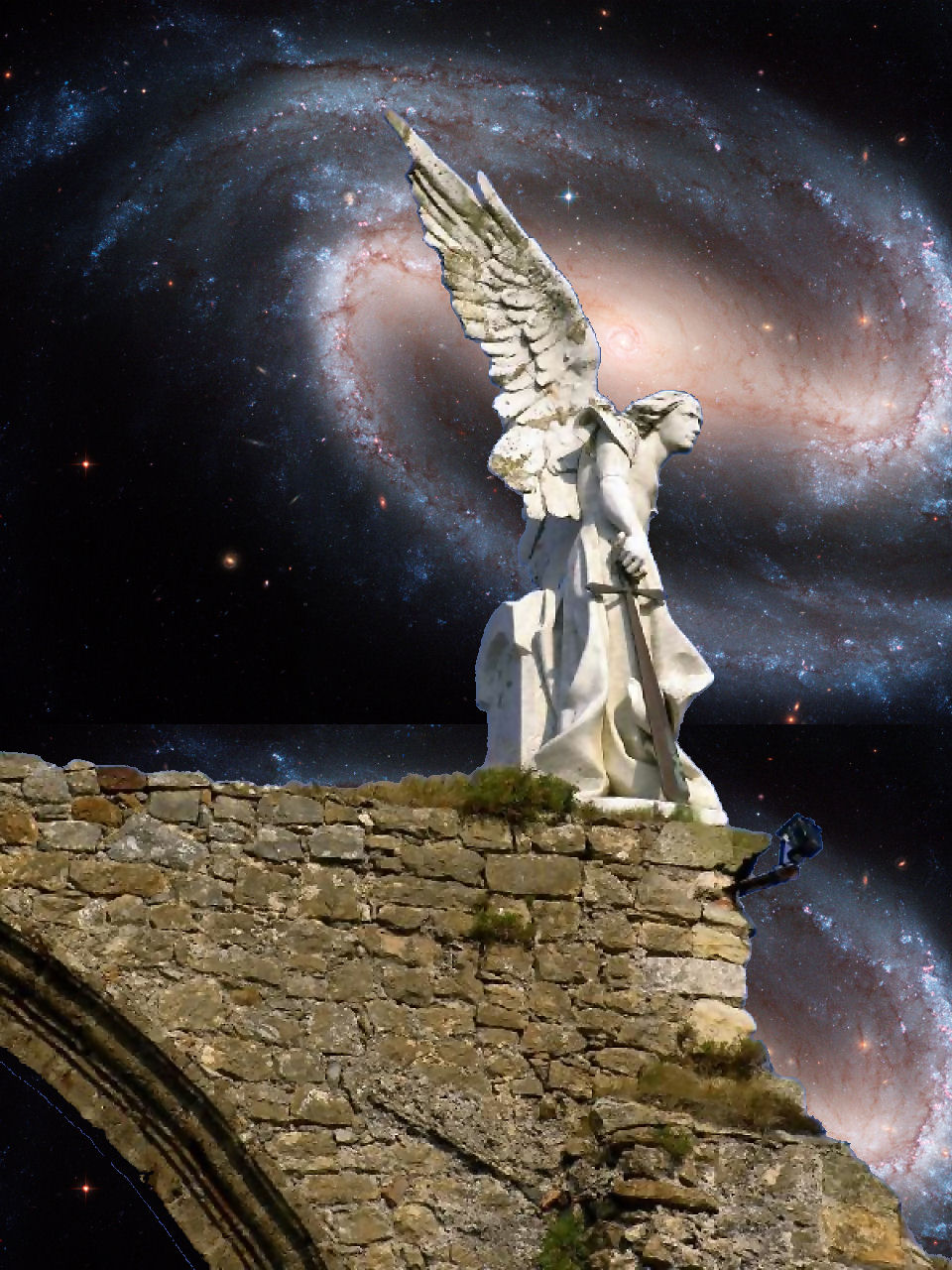 Primeiro plano: anjo em Comillas, Espanha. Fundo: Barred Spiral Galaxy NGC 1300, NASA.