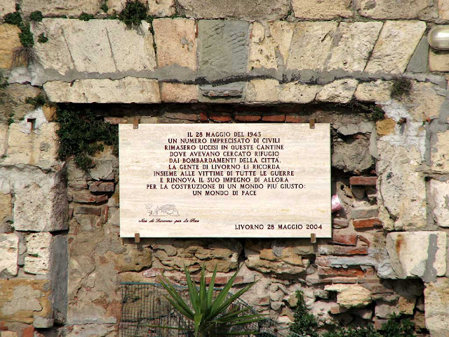 Targa in ricordo delle vittime del bombardamento del 28 maggio 1943, Fosso Reale, Livorno