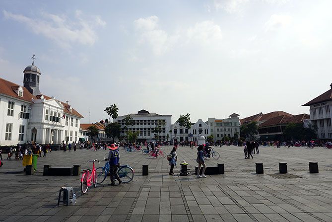 Aktivitas pengunjung di area luas Kota Tua Jakarta