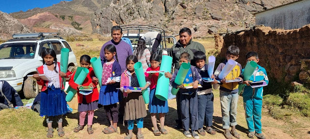 In Moroto Bolivien Schülergottesdienst und Schulmaterial für alle Kinder bringen. Für die Menschen in den Bergen ist es ein Lichtblick nach 2 Jahren Corona mit schweren Folgen besonders für die Landbevölkerung etwas Unterstützung von unerwarteter Seite zu bekommen. Von Menschen in Europa bis Australien. Länder welche sich die Kinder bis jetzt nicht einmal vorstellen konnten. Viele strahlende Kinderaugen auf der Tour durch die Berge entschädigen für alle Anstrengungen. Ich denke ich nehme die Fahrt durch die Berge als Aufnahmeprüfung für die Rallye Dakar 2023. Meinen Unterstützern und Freunden in aller Welt auf jeden ein herzliches Dankeschön.  Padre Hernán Tarqui