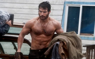 “Man of Steel” set photos reveal Henry Cavill showing off his abs of steel