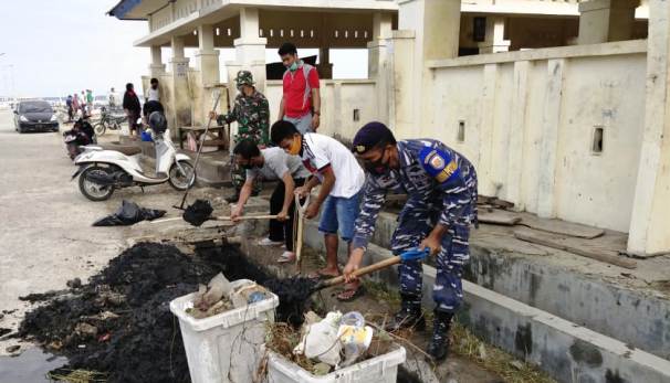 Personil Pos AL Pulau Selayar Ikut Kerja Bakti Masal Di TPI Bonehalang