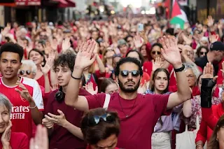 Thousands of demonstrators in Paris form a "human red line" in solidarity with Gaza and in rejection of international silence.