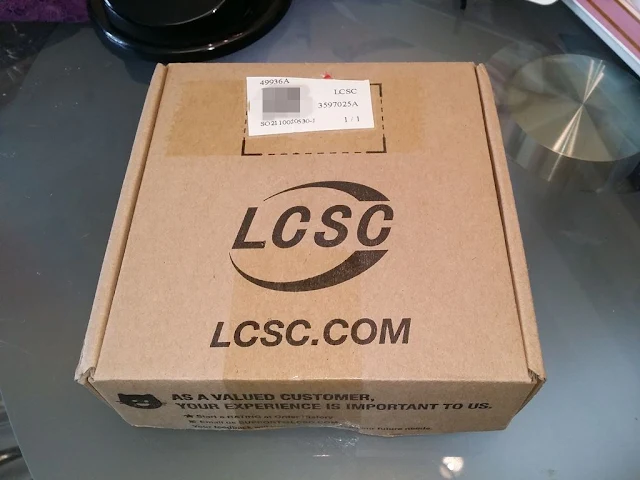 LCSC 來貨標準包裝，一個四方紙盒，很乾淨企理