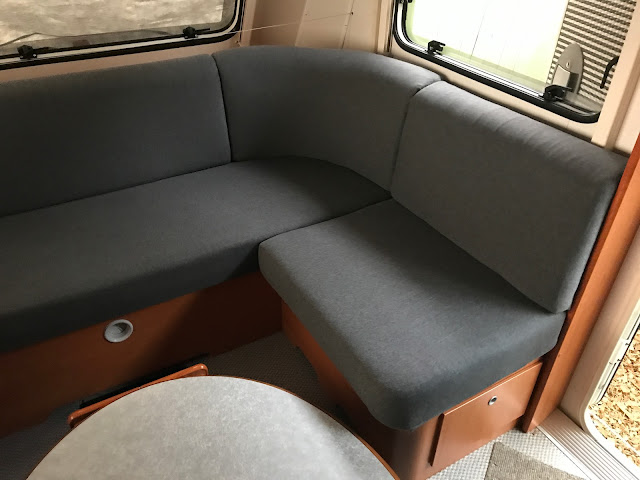 Wohnwagen LMC 490 P Favorit, neu bezogene Sitzecke