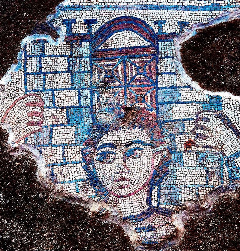 Na ex-sinagoga de Huqoq: mosaico de Sansão derrubando as colunas do templo dos filisteus