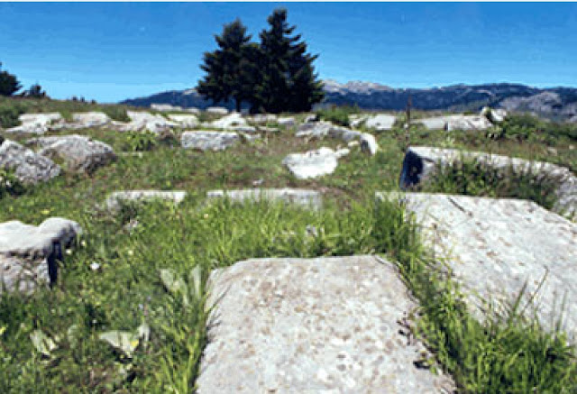 На изображении слева показаны остатки храма, где произошло вознесение Геракла.