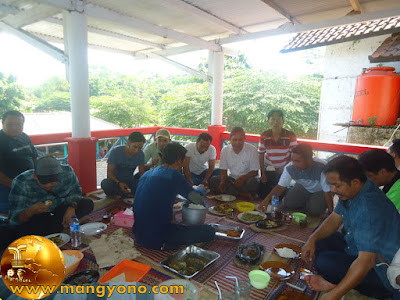 FOTO 10 : Ayah Depan nyongclo ditengah bukan wasit loh... Hehe