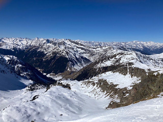 Condizioni primaverili, poca neve in montagna. Vista dalla cima Sulz in Val Sarentino. I versanti esposti al sole, alle quote medie, sono spesso già privi di neve (Foto: Rupert Tutzer, 05.03.2023)