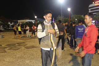 foto bersama komunitas ular di tugu muda