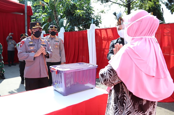 Kapolri Sebar Ribuan Bansos untuk Warga Terdampak PPKM Darurat di Bandung