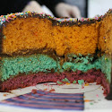 Torta de cumpleaños tricolor con cobertura de chocolate