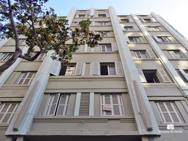 Perspectiva inferior da fachada do Edifício Banharão - República - São Paulo