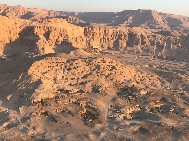 foto aérea do Vale dos Reis vista de passeio de balão - Vê-se a região desértica e as várias tumba e templos escavados