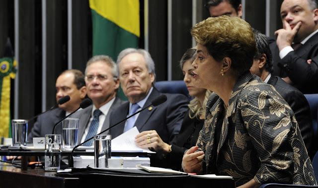 A presidenta Dilma começou a falar no Senado às 9h53 e terminou às 23h47. Quase 14h de uma defesa memorável que vai se tornar uma peça de estudos por muitos e muitos anos.

Uma defesa que já seria histórica se fosse algo mais ou menos razoável, mas não foi só. Foi um show. Um show de coragem, de dignidade e de respeito à biografia e à democracia.

Não é pouco ter dignidade para defender a biografia. No universo da política as pessoas trocam suas biografias por qualquer trocado.

Entre aqueles que vão ser os juízes de Dilma não são poucos os que se lixam para o que vai ser dito sobre eles.