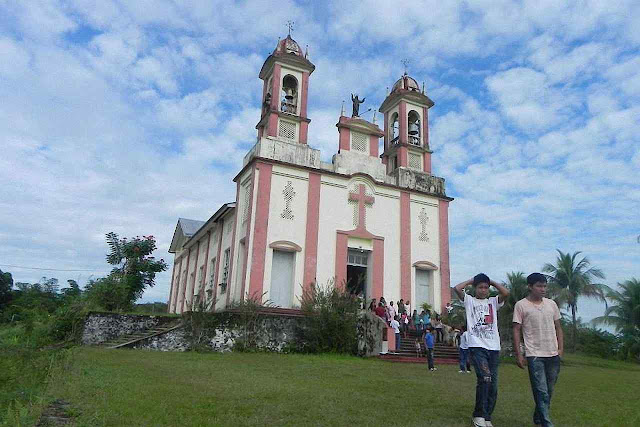 Fiéis após ato religioso na paróquia do Sagrado Coração de Jesus de Taracuá