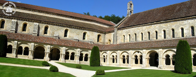 MONTBARD (89) - Cloître roman de l'abbaye de Fontenay