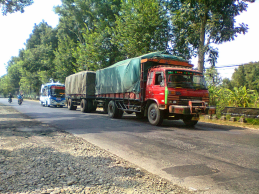 gambar truk gandeng besar di jalan raya