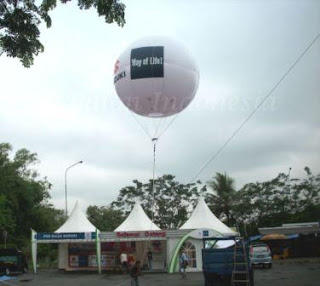 Balon udara atau balon iklan dengan bentuk bulat bola