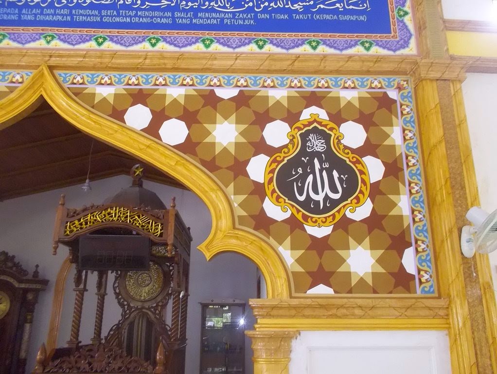 Kaligrafi Dekorasi Masjid  Riyadul Muttaqin Airtiris Kampar 