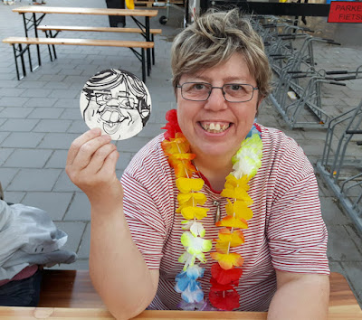 vrouw met feest corsage toont blij haar bierviltje karikatuur 