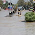 Semarang Banjir belum surut akibat saluran tersendat.