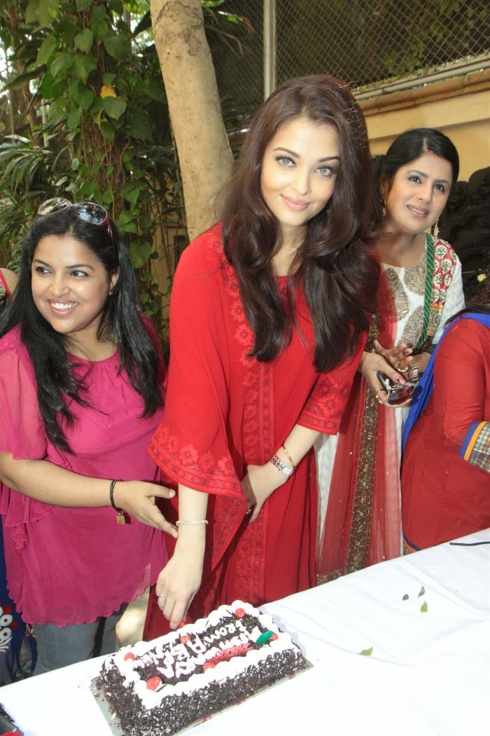 Actress Aishwarya Rai Bachchan Pictures in Red Salwar Kameez on her 40th Birthday Celetion 0012.jpg