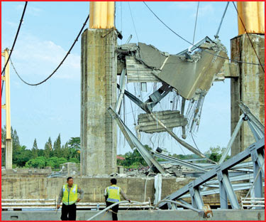 Empat maut jambatan runtuh di Kalimantan