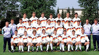 SELECCIÓN DE LA REPÚBLICA FEDERAL DE ALEMANIA - Temporada 1989-90 - Klaus Augenthaler, Guido Buchwald, Paul Steiner, Andreas Moeller, Juergen Klinsmann, Hans Pfluegler, Thomas Berthold; Berti Vogts (2º entrenador), Holger Osieck (2º entrenador), Juergen Kohler, Uwe Bein, Rudi Voeller, Andreas Koepke, Karl-Heinz Riedle, Guenter Hermann, Lothar Matthäus, Franz Beckenbauer (seleccionador), Sepp Maier (entrenador porteros); Piere Littbarski, Thomas Hässler, Frank Mill, Raimond Aumann, Bodo Illgner, Stefan Reuter, Olaf Thon, Andreas Brehme - Foto oficial de los convocados de la Selección de Alemania para el Campeonato Mundial de Italia de 1990