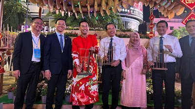 Indonesia Meriahkan Nguyen Hue Flower Street Festival di Ho Chi Minh City dengan Melodi Angklung