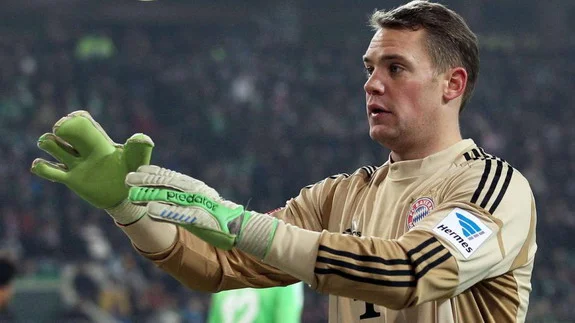 Manuel Neuer plays with four-fingered glove