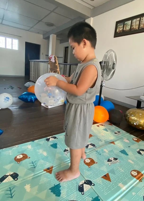 Miguel has a balloon for Rafa