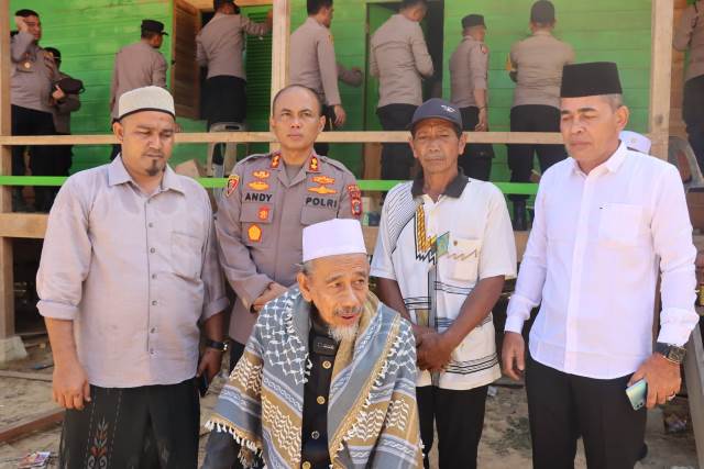 Dimotori Kapolres Aceh Timur, TNI - Polri dan Warga Gotong Royong Bersama di Dayah Abu Keude Dua