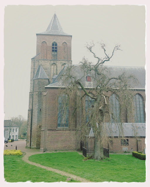 Kerk, Oud-Zevenaar; Hipstamatic: Vincent + Radama; foto Robert van der Kroft