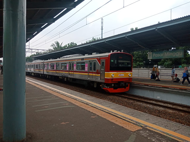 KRL berhenti di Stasiun Pasar Minggu/Dok: Wiji Nurhayat