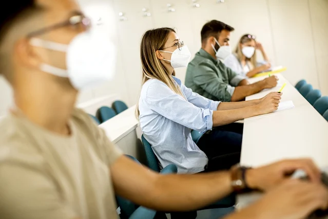 Matrículas em faculdades particulares devem aumentar com vacinação, aponta estudo