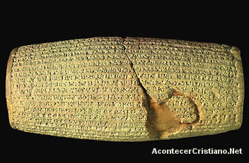 Barril de arcilla con escritura cuneiforme babilónica