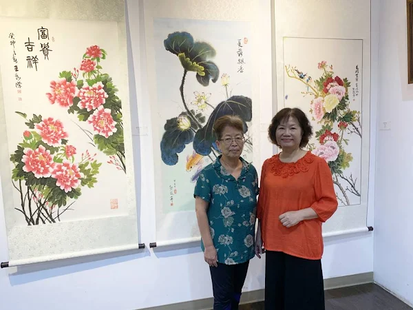 ▲竹亞軒藝廊學員在作品前合照。（記者林明佑攝）