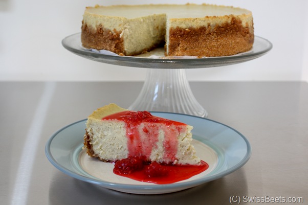 green tea cheesecake with raspberry sauce