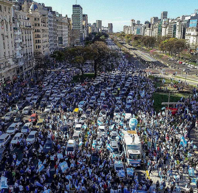 Um dos tantos 'banderaazos' populares contra o populismo esquerdista do governo, Buenos Aires