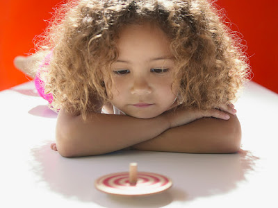 foto de niña con pastel  