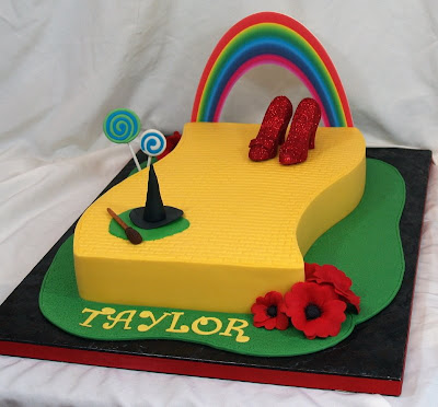 Wizard Birthday Party Supplies on Taylor S Wizard Of Oz Cake