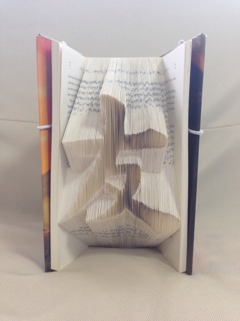 Incríveis esculturas criadas utilizando livros com suas páginas dobradas