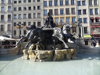 2018.08.21-032 fontaine de Bartholdi place des Terreaux (17h32)