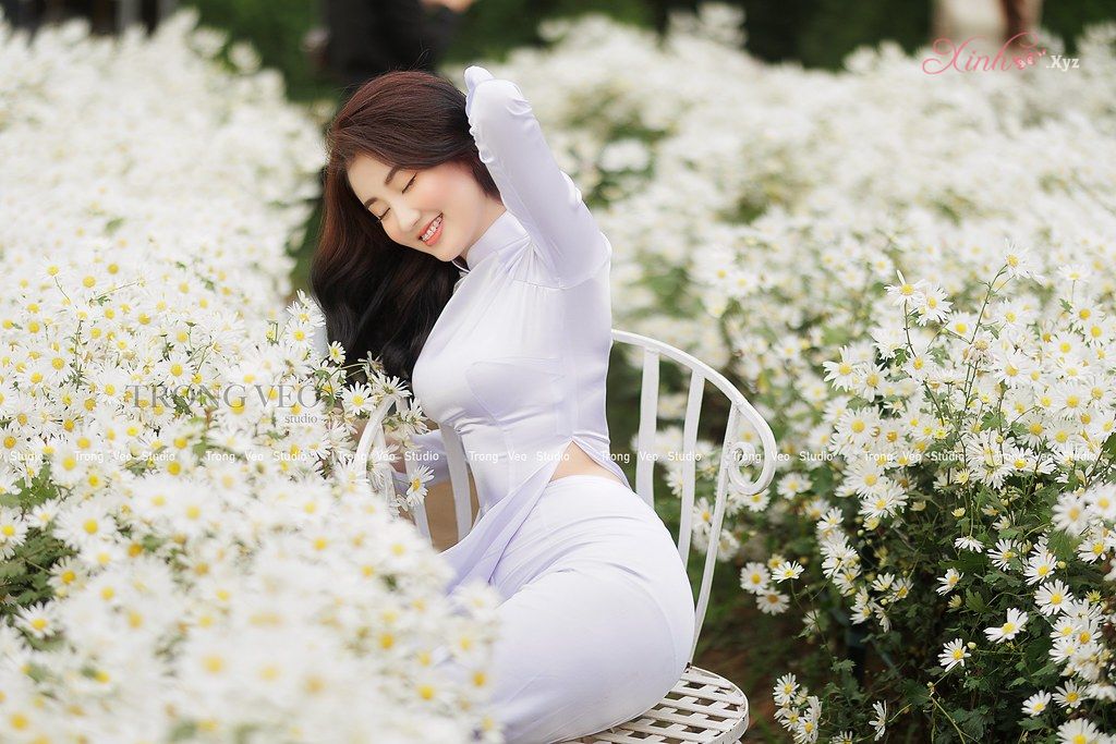 Tan chảy với vẻ đẹp hot girl Chu Huyền trong tà áo dài trắng bên cúc hoa mi
