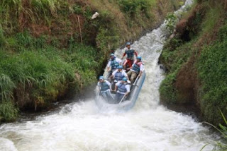 Arung jeram di Kasembon rafting